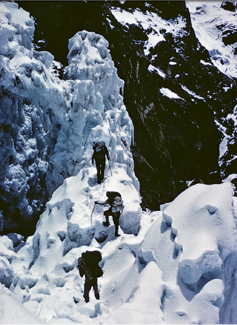 আইসফলে সায়ারের দল. ছবি হান্স-পিটার ডুটলের সংগ্রহ