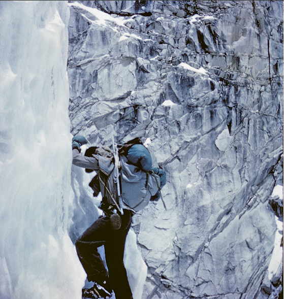 নুপা-লার নিচে আইসফলে হ্যানসেন. ছবি হান্স-পিটার ডুটলের সংগ্রহ - copy